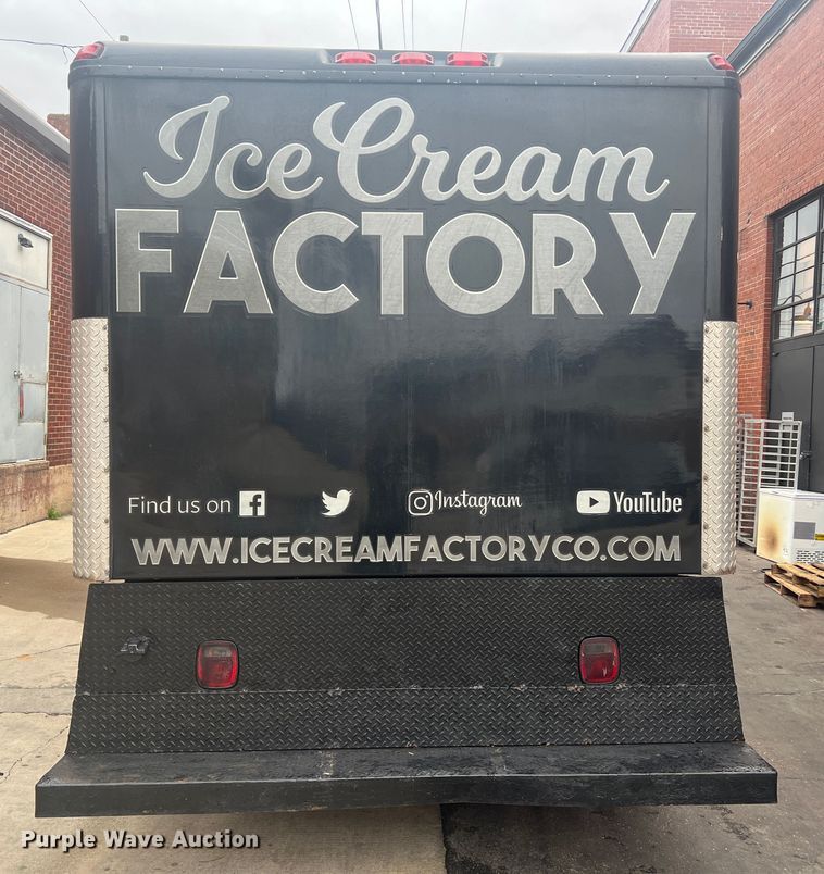 image for item JM9189 2001 Isuzu  refrigerated delivery truck