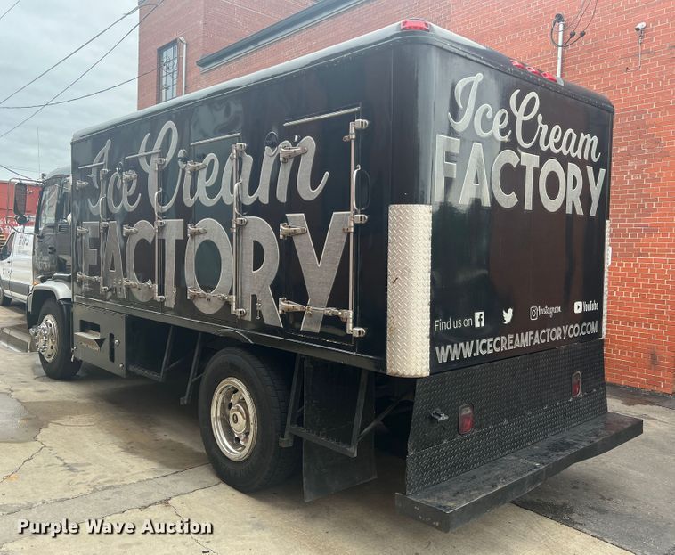 image for item JM9189 2001 Isuzu  refrigerated delivery truck