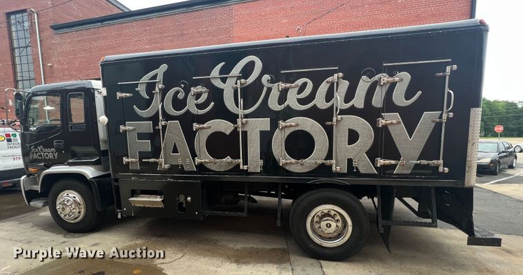 image for item JM9189 2001 Isuzu  refrigerated delivery truck