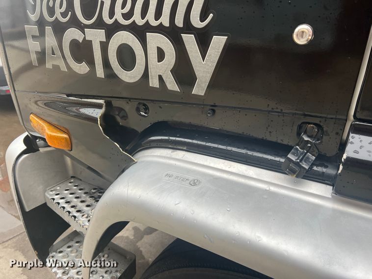 image for item JM9189 2001 Isuzu  refrigerated delivery truck