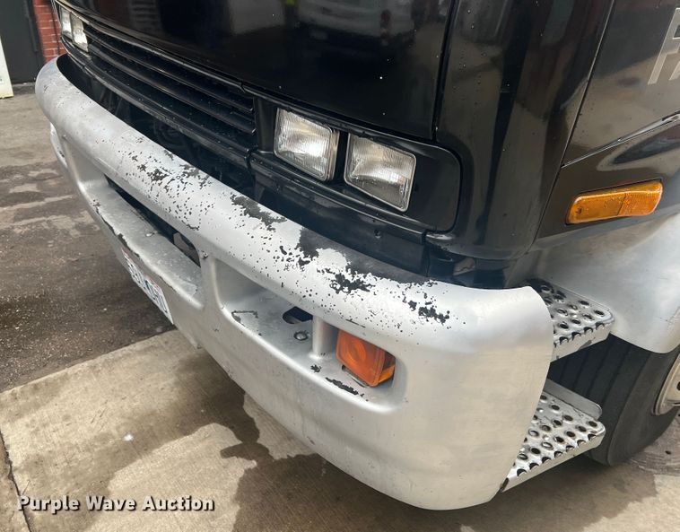 image for item JM9189 2001 Isuzu  refrigerated delivery truck