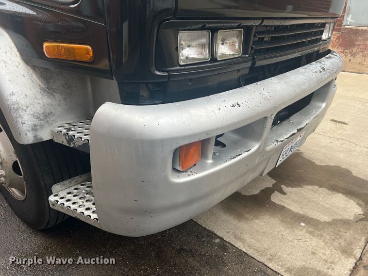 image for item JM9189 2001 Isuzu  refrigerated delivery truck