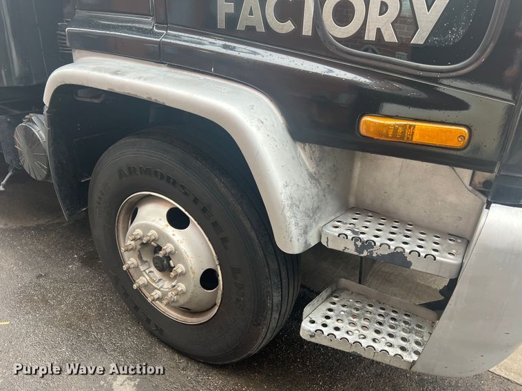 image for item JM9189 2001 Isuzu  refrigerated delivery truck