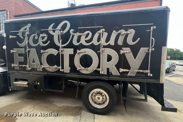 image for item JM9189 2001 Isuzu  refrigerated delivery truck