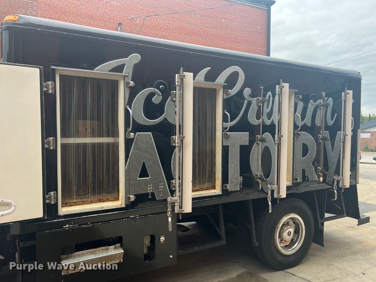 image for item JM9189 2001 Isuzu  refrigerated delivery truck