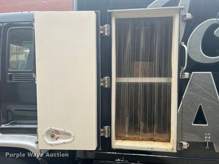 image for item JM9189 2001 Isuzu  refrigerated delivery truck