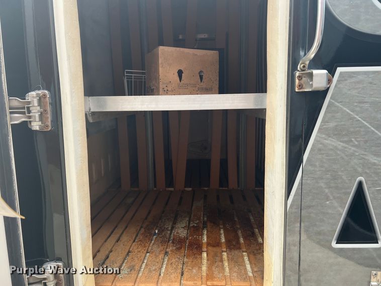 image for item JM9189 2001 Isuzu  refrigerated delivery truck