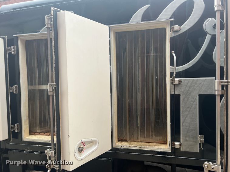 image for item JM9189 2001 Isuzu  refrigerated delivery truck