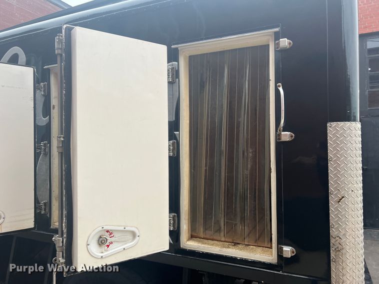 image for item JM9189 2001 Isuzu  refrigerated delivery truck