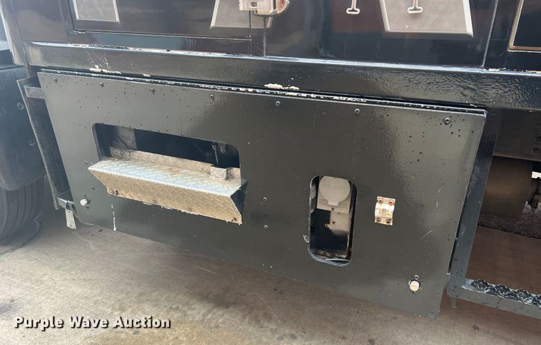 image for item JM9189 2001 Isuzu  refrigerated delivery truck