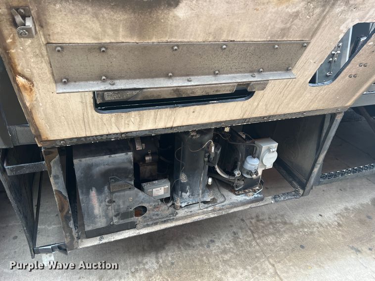 image for item JM9189 2001 Isuzu  refrigerated delivery truck