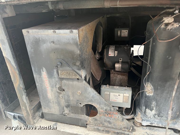 image for item JM9189 2001 Isuzu  refrigerated delivery truck