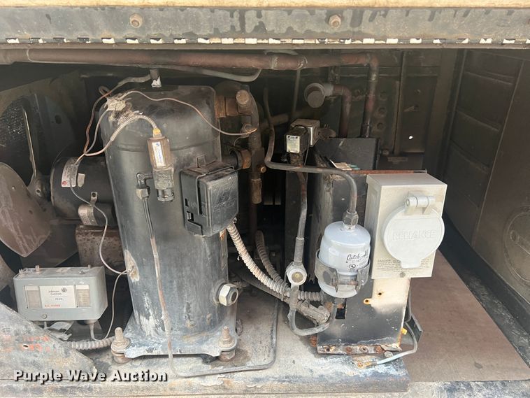 image for item JM9189 2001 Isuzu  refrigerated delivery truck