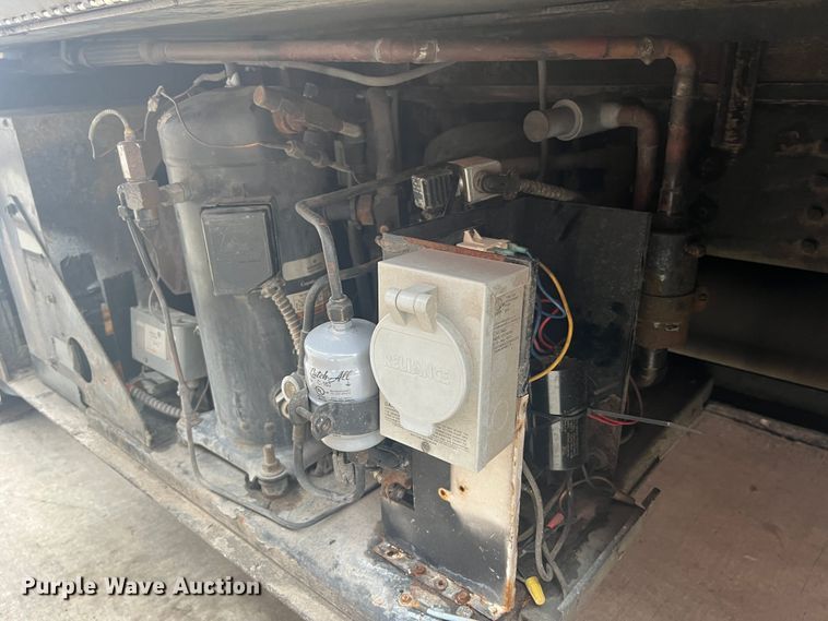 image for item JM9189 2001 Isuzu  refrigerated delivery truck