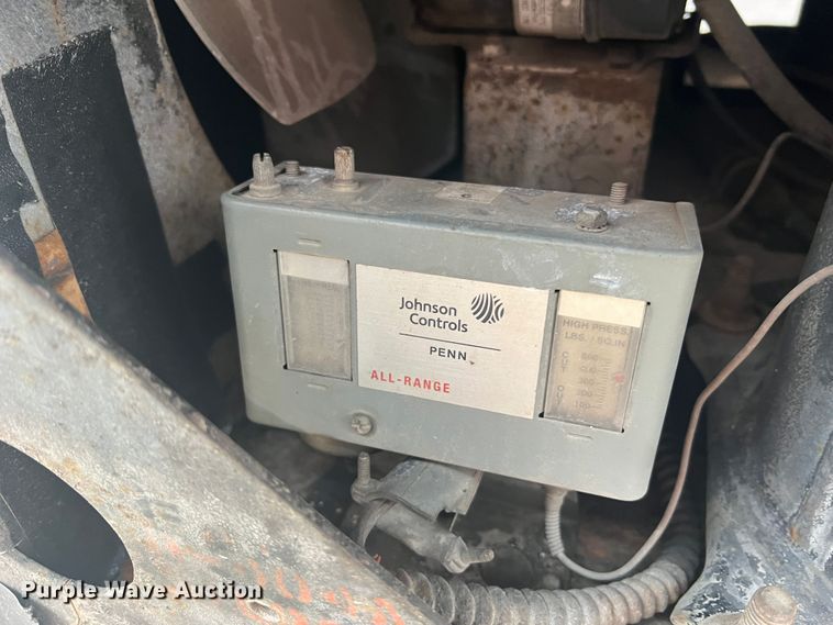 image for item JM9189 2001 Isuzu  refrigerated delivery truck