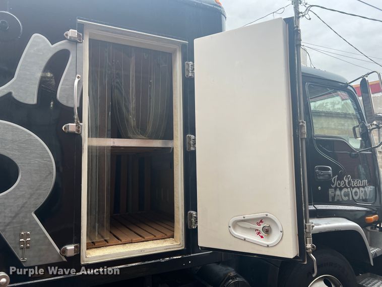 image for item JM9189 2001 Isuzu  refrigerated delivery truck