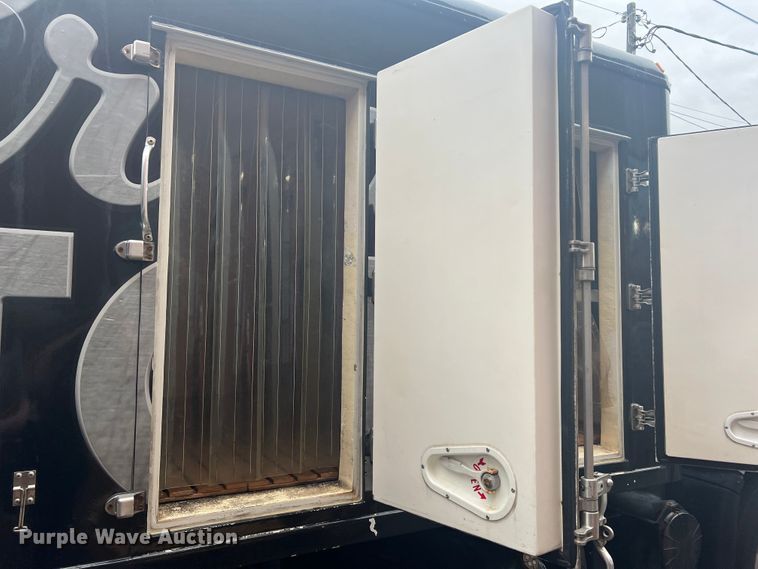 image for item JM9189 2001 Isuzu  refrigerated delivery truck