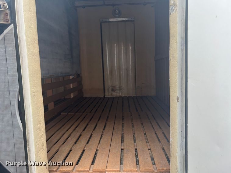 image for item JM9189 2001 Isuzu  refrigerated delivery truck