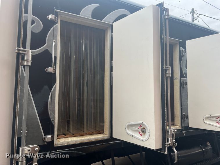 image for item JM9189 2001 Isuzu  refrigerated delivery truck