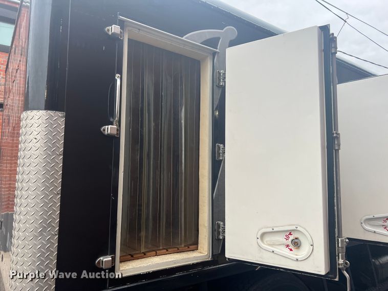 image for item JM9189 2001 Isuzu  refrigerated delivery truck