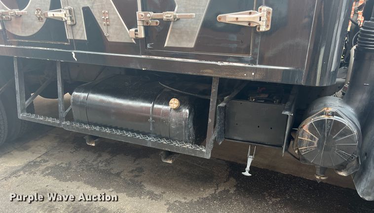 image for item JM9189 2001 Isuzu  refrigerated delivery truck