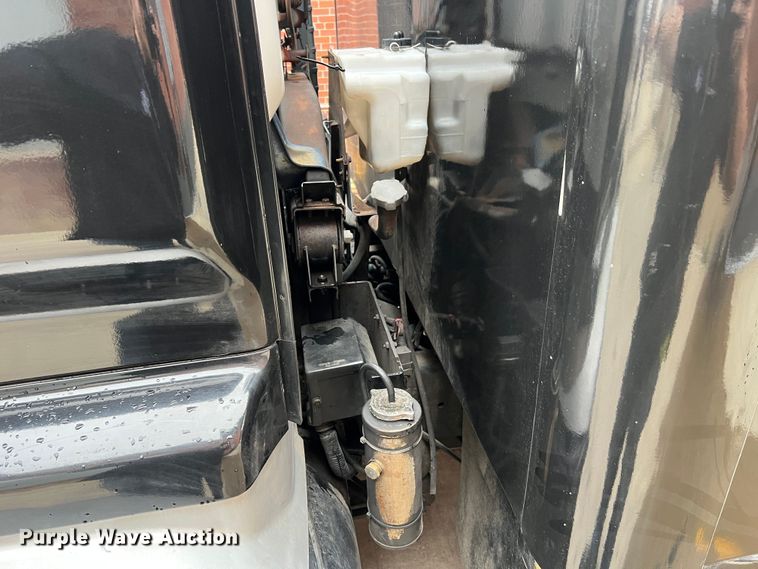 image for item JM9189 2001 Isuzu  refrigerated delivery truck