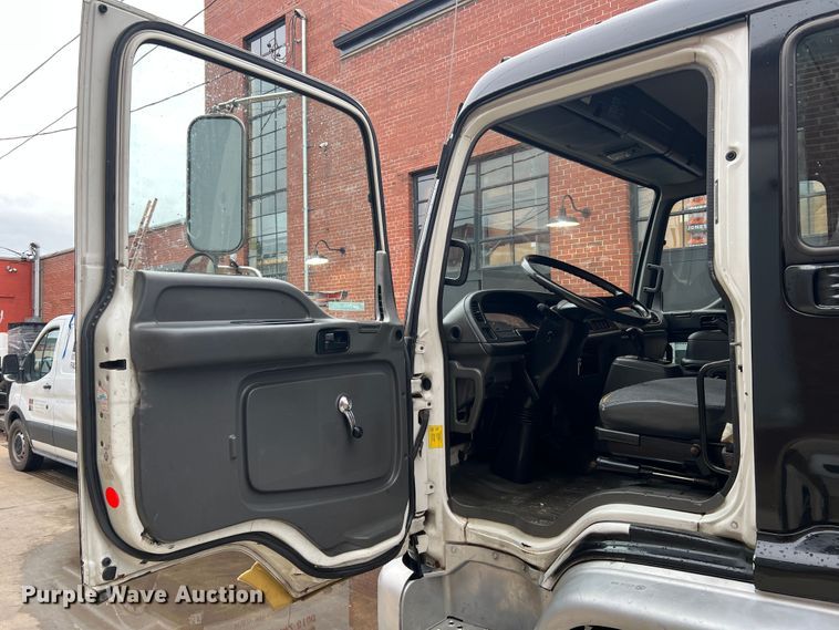 image for item JM9189 2001 Isuzu  refrigerated delivery truck