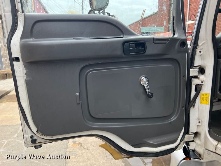 image for item JM9189 2001 Isuzu  refrigerated delivery truck