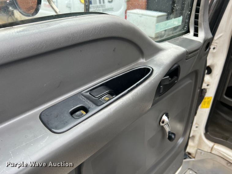 image for item JM9189 2001 Isuzu  refrigerated delivery truck