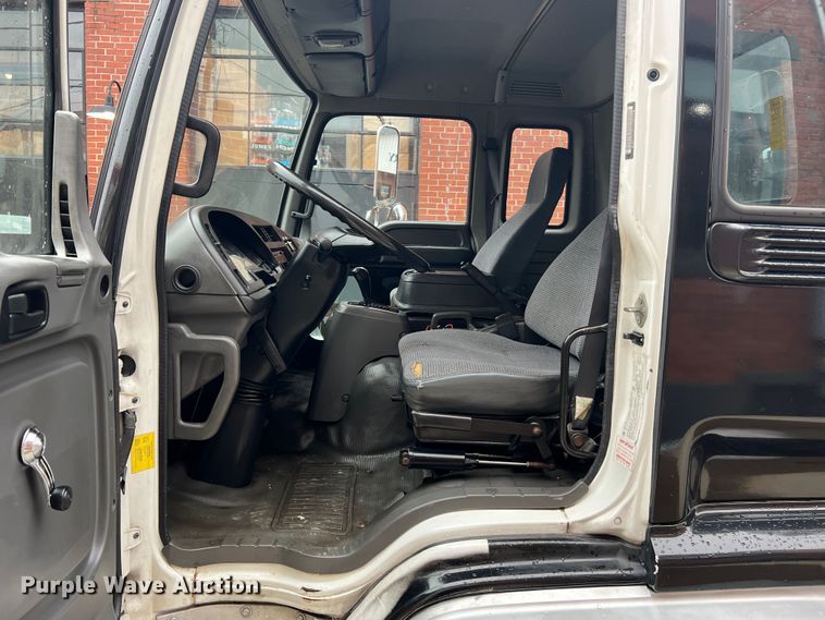 image for item JM9189 2001 Isuzu  refrigerated delivery truck