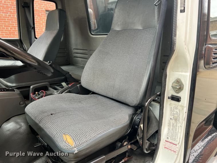 image for item JM9189 2001 Isuzu  refrigerated delivery truck