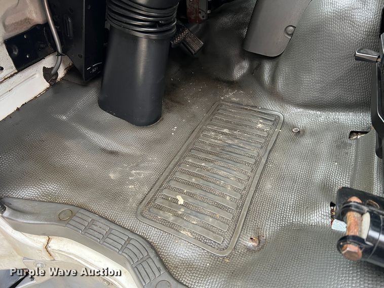 image for item JM9189 2001 Isuzu  refrigerated delivery truck