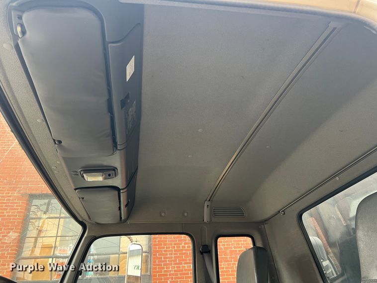 image for item JM9189 2001 Isuzu  refrigerated delivery truck