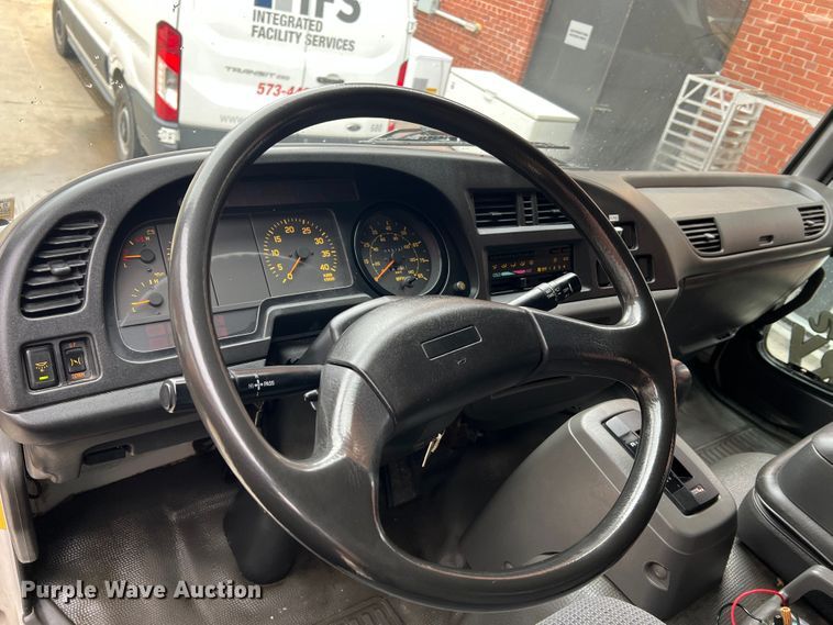 image for item JM9189 2001 Isuzu  refrigerated delivery truck