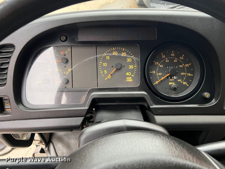 image for item JM9189 2001 Isuzu  refrigerated delivery truck