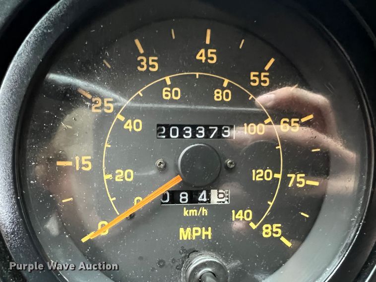 image for item JM9189 2001 Isuzu  refrigerated delivery truck