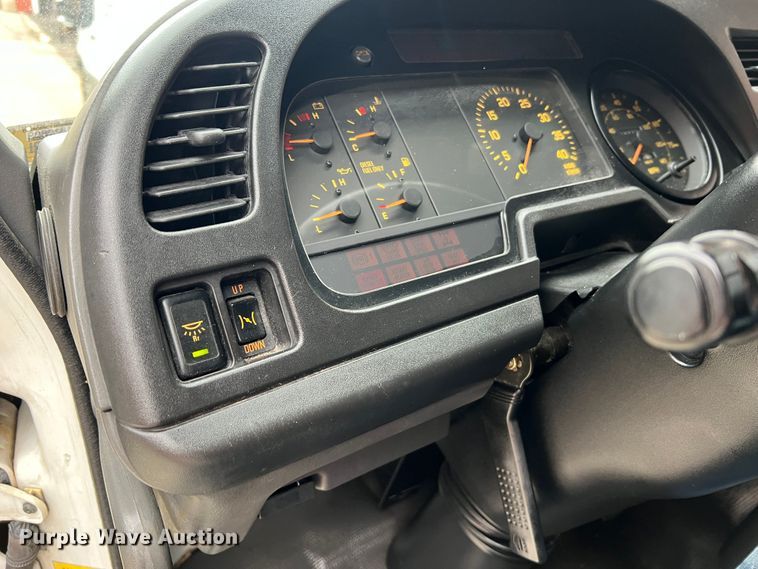 image for item JM9189 2001 Isuzu  refrigerated delivery truck