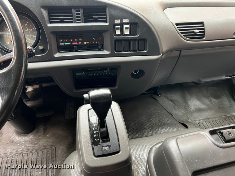 image for item JM9189 2001 Isuzu  refrigerated delivery truck