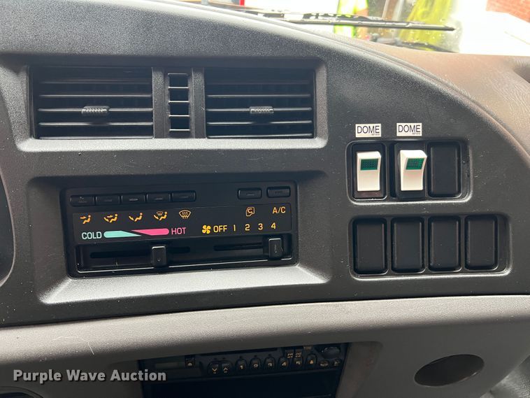 image for item JM9189 2001 Isuzu  refrigerated delivery truck