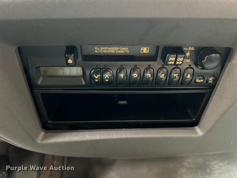 image for item JM9189 2001 Isuzu  refrigerated delivery truck