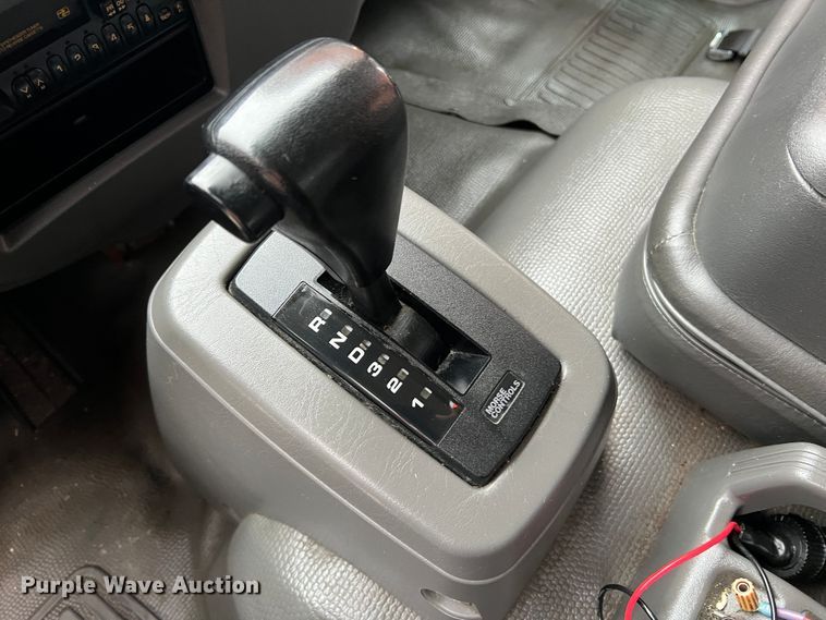 image for item JM9189 2001 Isuzu  refrigerated delivery truck