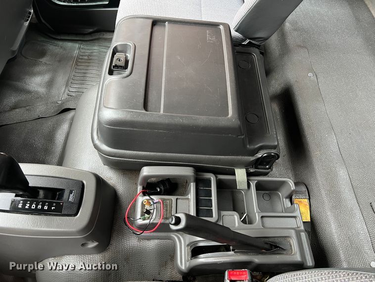 image for item JM9189 2001 Isuzu  refrigerated delivery truck