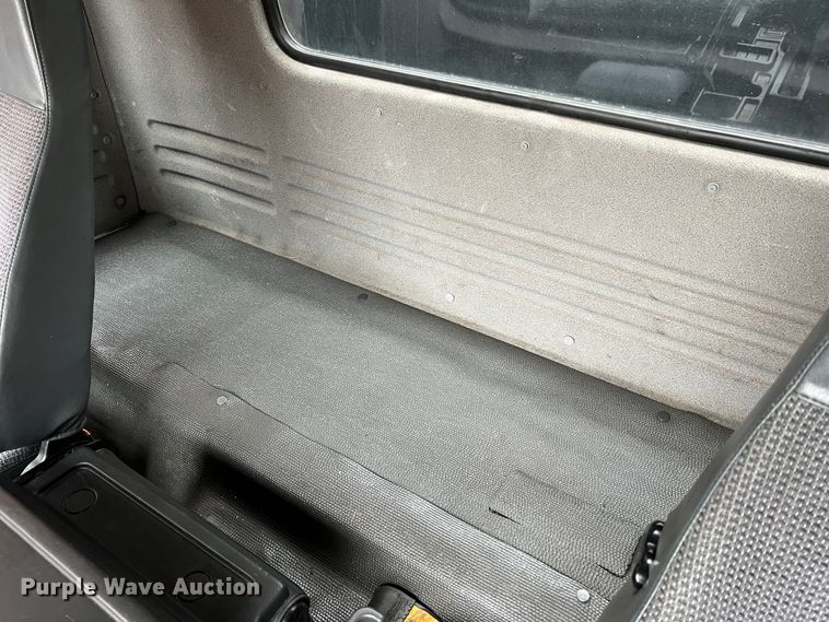 image for item JM9189 2001 Isuzu  refrigerated delivery truck