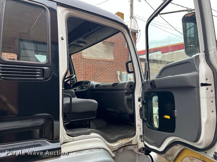 image for item JM9189 2001 Isuzu  refrigerated delivery truck