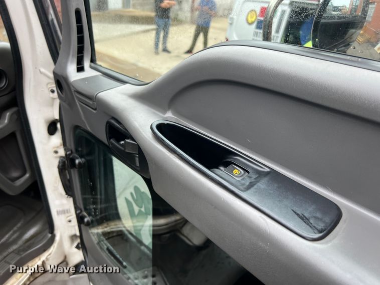 image for item JM9189 2001 Isuzu  refrigerated delivery truck