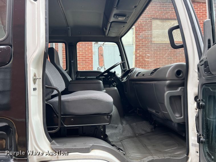 image for item JM9189 2001 Isuzu  refrigerated delivery truck