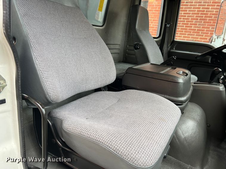 image for item JM9189 2001 Isuzu  refrigerated delivery truck