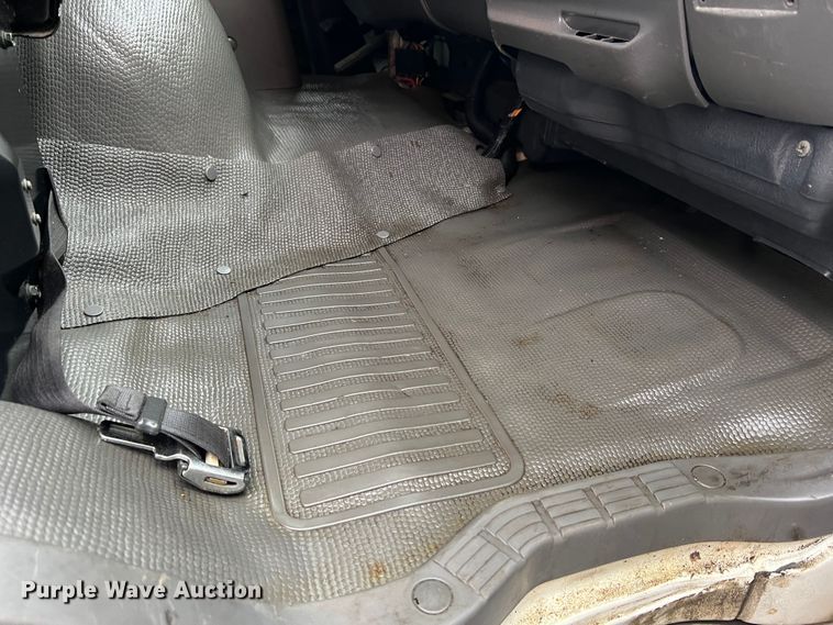 image for item JM9189 2001 Isuzu  refrigerated delivery truck