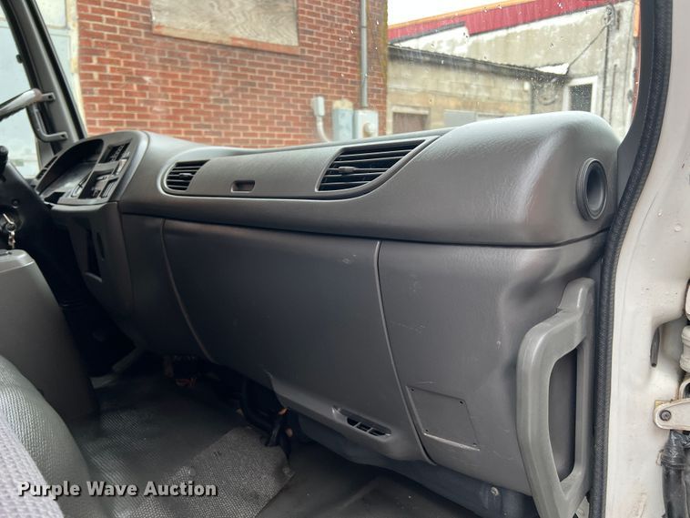 image for item JM9189 2001 Isuzu  refrigerated delivery truck