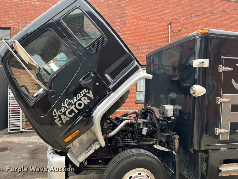 image for item JM9189 2001 Isuzu  refrigerated delivery truck